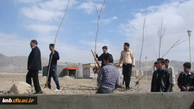 کاشت نهال توسط دانشجویان ، کارکنان و اساتید پردیس امام محمد باقر (ع)