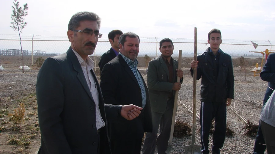 کاشت نهال توسط دانشجویان ، کارکنان و اساتید پردیس امام محمد باقر (ع)  2