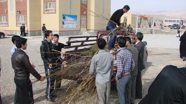 کاشت نهال توسط دانشجویان ، کارکنان و اساتید پردیس امام محمد باقر (ع) 2