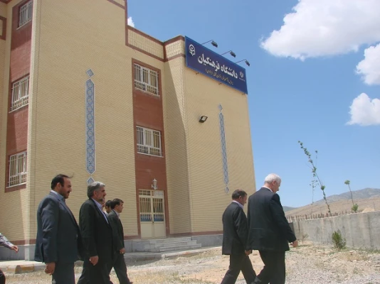 آقای نعیمی مدیر کل محترم طرح های عمرانی و رابط پارلمانی دانشگاه فرهنگیان کشور
همه مسئولان نظام بر تقویت دانشگاه فرهنگیان تأکید دارند. 2