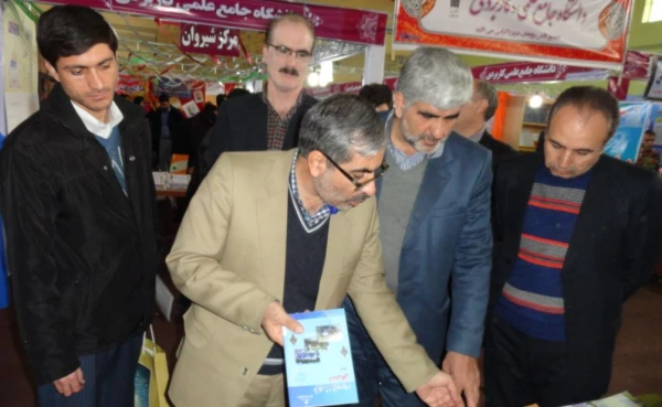 بازدید نماینده مجلس شورای اسلامی از غرفه دانشگاه فرهنگیان  2