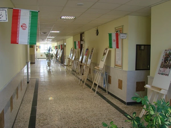 برگزاری نمایشگاه عکس و پوستر ویژه ایام الله دهه ی فجر در دانشگاه فرهنگیان  خراسان شمالی  4