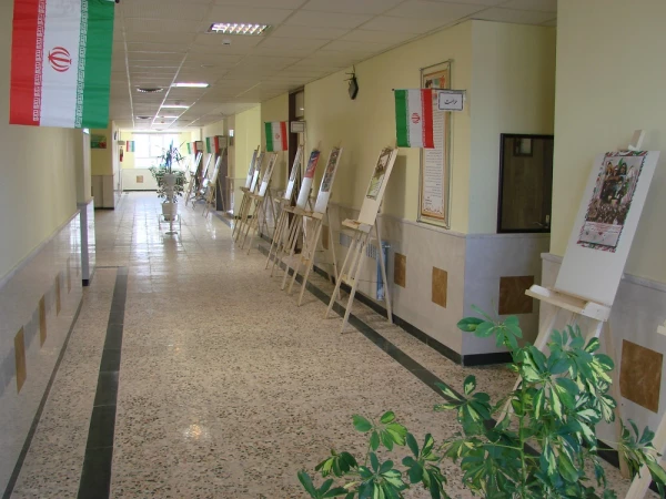 برگزاری نمایشگاه عکس و پوستر ویژه ایام الله دهه ی فجر در دانشگاه فرهنگیان  خراسان شمالی  3