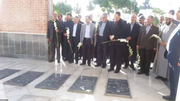 حضور جناب اقای دکتر مهرمحمدی سرپرست دانشگاه فرهنگیان در گلباران مزار شهداء در خراسان شمالی 4