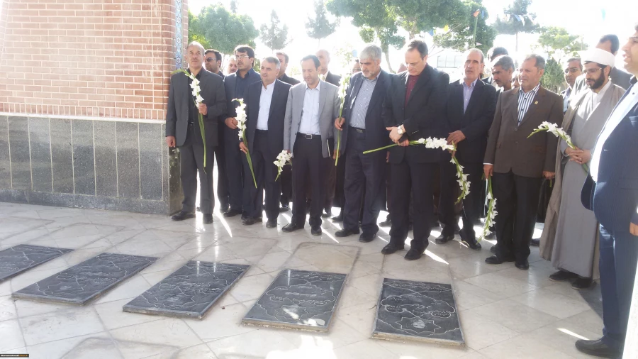 حضور جناب اقای دکتر مهرمحمدی سرپرست دانشگاه فرهنگیان در گلباران مزار شهداء در خراسان شمالی 4