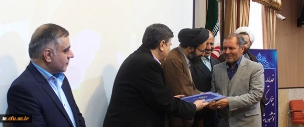 دکتر صفرزاده: معاون فرهنگی و اجتماعی دانشگاه فرهنگیان 
"باید زوایای مغفول فرهنگ و جلوه های همه پسندانه آن را بزرگ کنیم و معلمی پرورش دهیم که مدیریت فرهنگی هم انجام دهد" 2