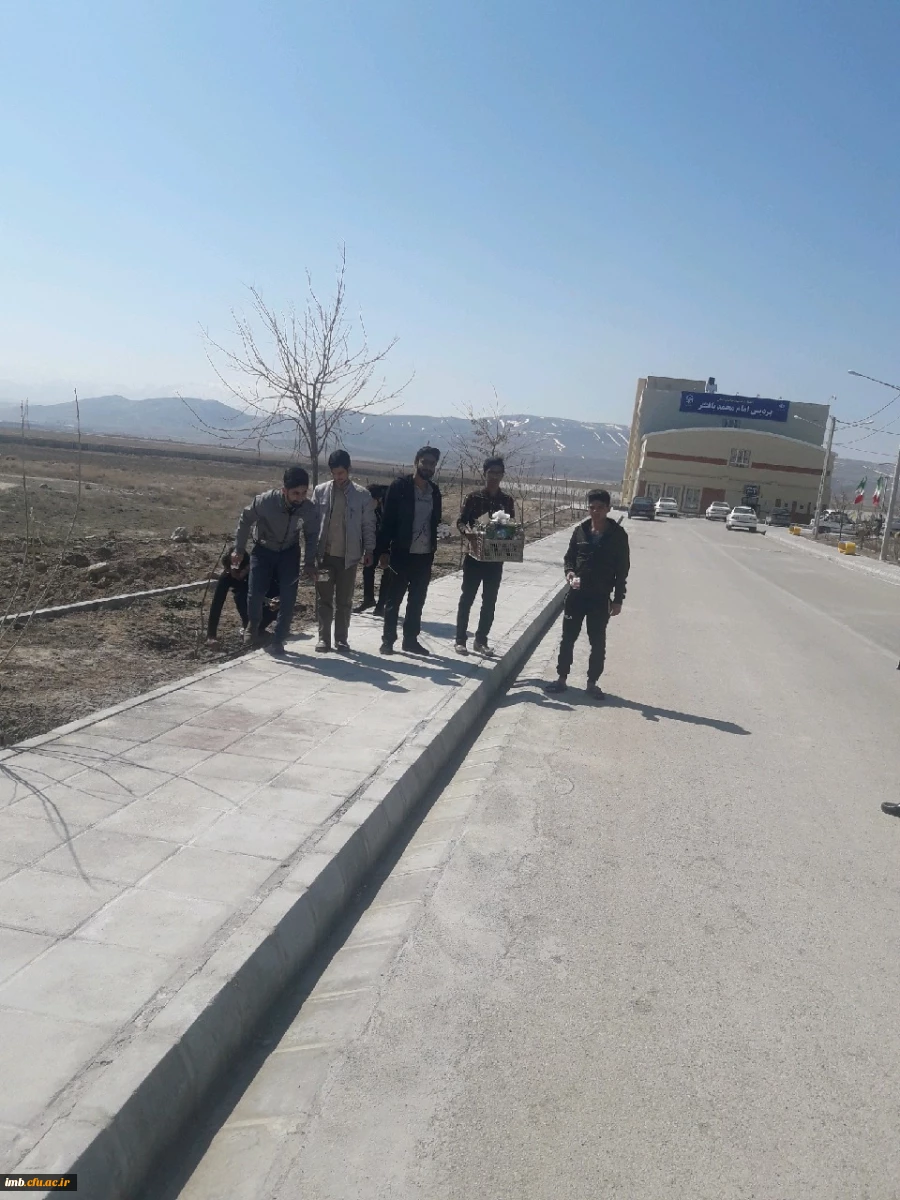 حرکت خودجوش دانشجویان پردیس امام محمدباقر(ع) برای جمع آوری زباله های محیط دانشگاه  2