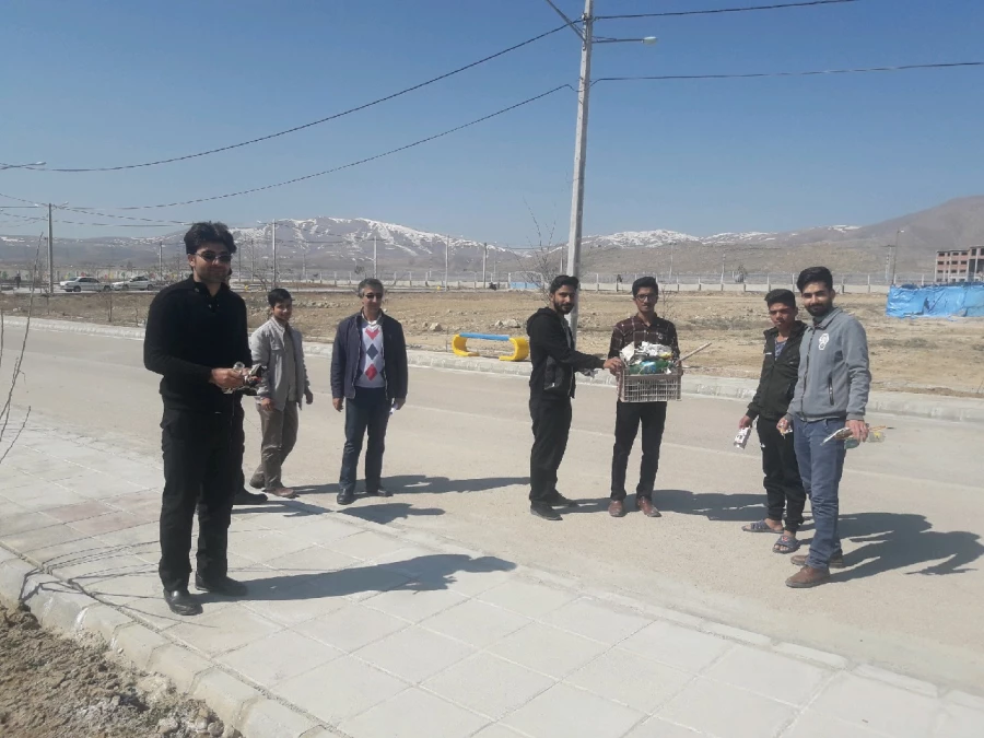 حرکت خودجوش دانشجویان پردیس امام محمدباقر(ع) برای جمع آوری زباله های محیط دانشگاه  2